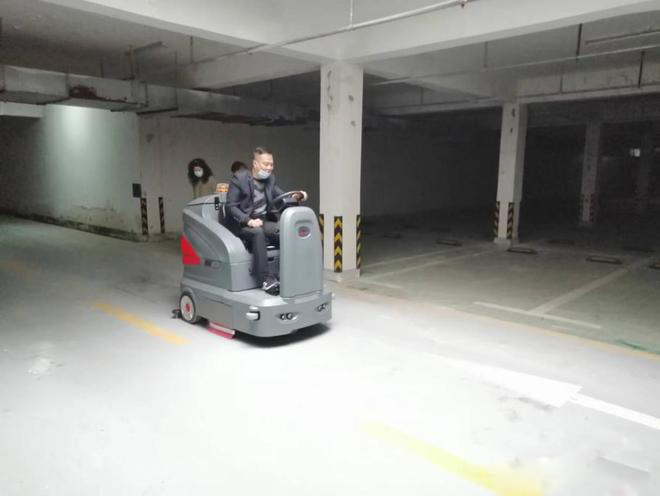 濮阳小区物业保洁不用人力改用驾驶式洗地机了